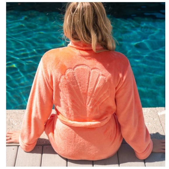 Salt Sisters Plush Shell Robe. - Picture 3 of 10